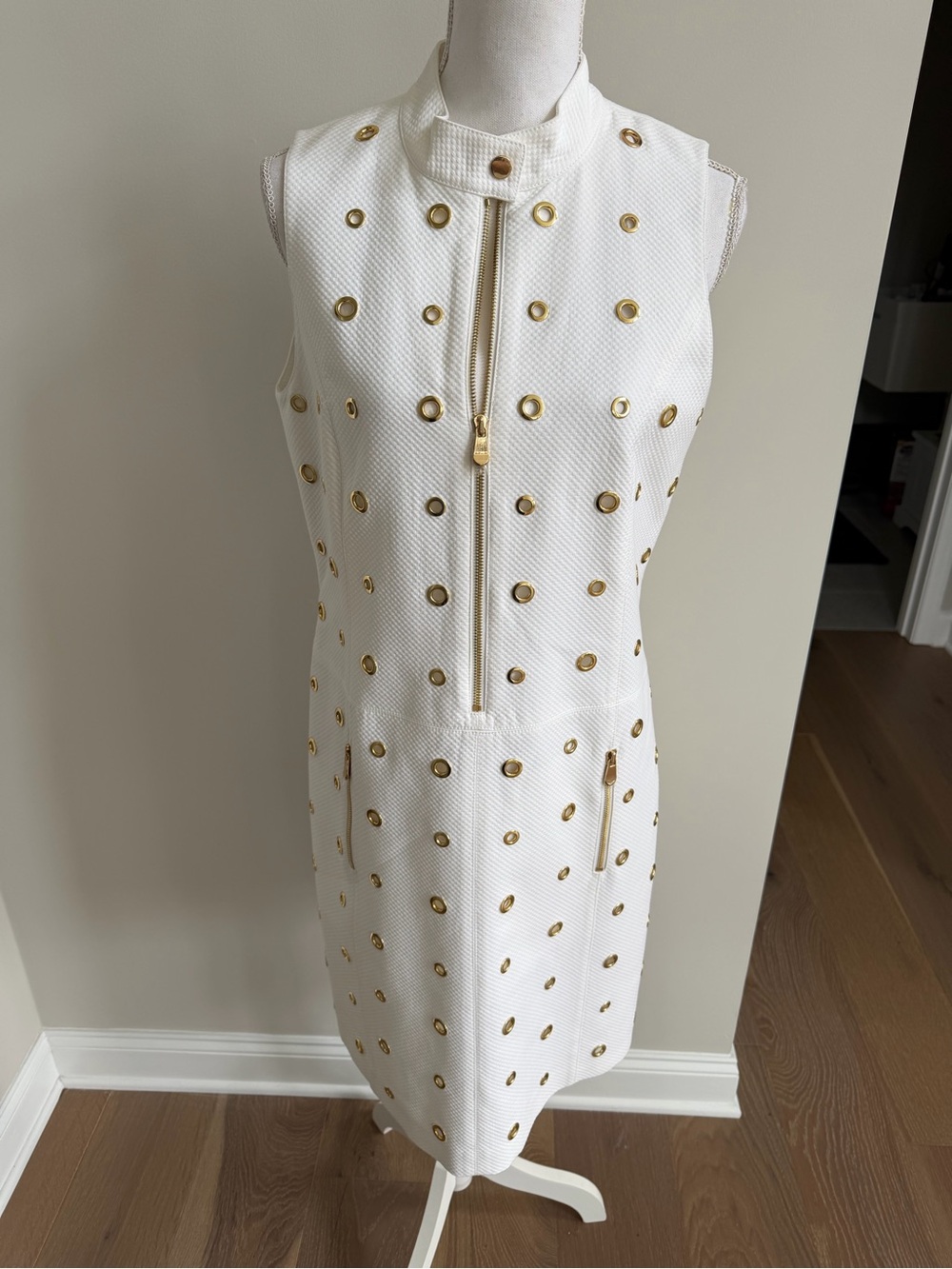 Per se White Sleeveless Zip-Front Dress with Gold Eyelet Detail